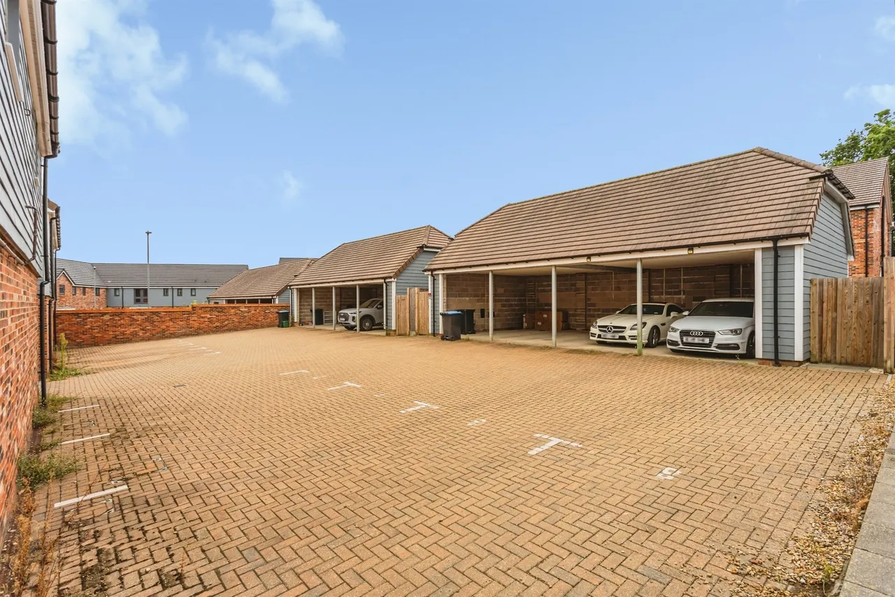 Icarus Avenue, Burgess Hill, RH15, photo 11