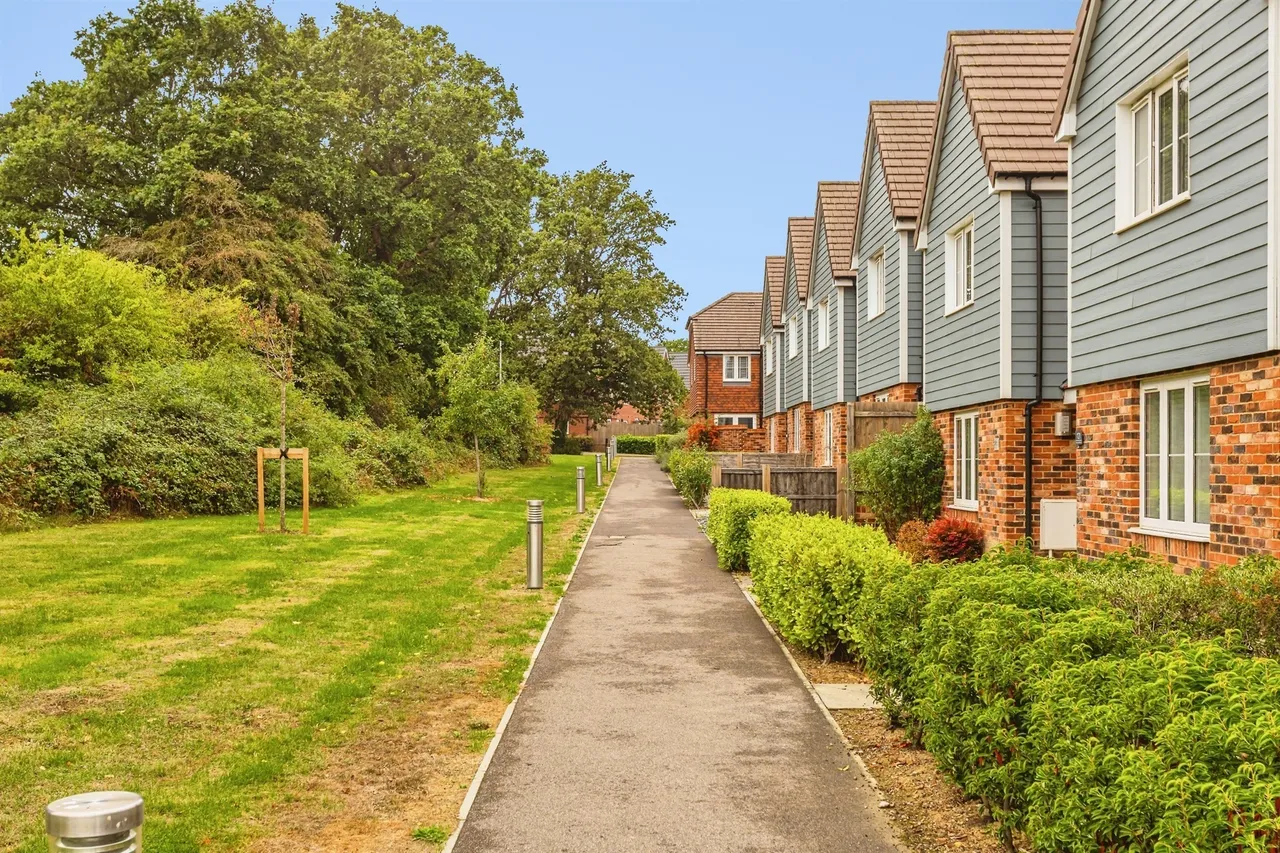 Icarus Avenue, Burgess Hill, RH15, photo 12