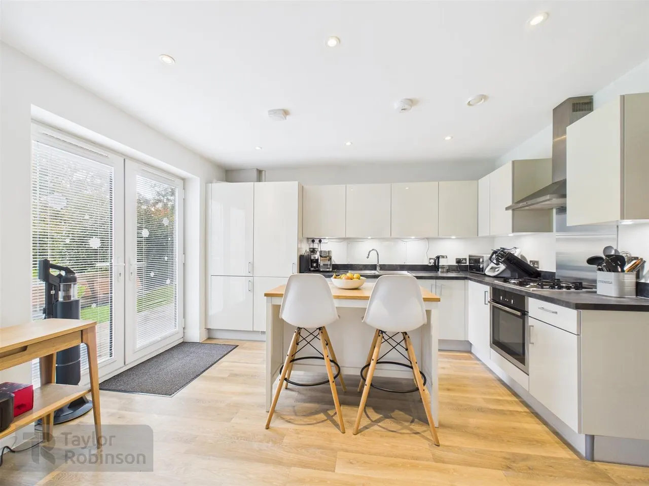 2 bed property for sale, Dingle Close, West Green, RH11
