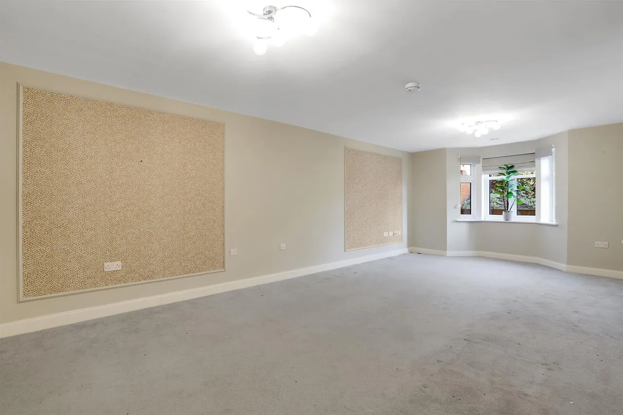 2 bed flat for sale, Outwood Lane, Chipstead, CR5
