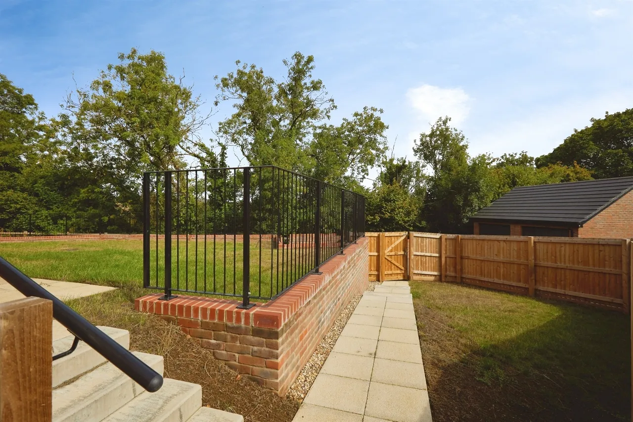 Off Dancing Lane, BA9, photo 24