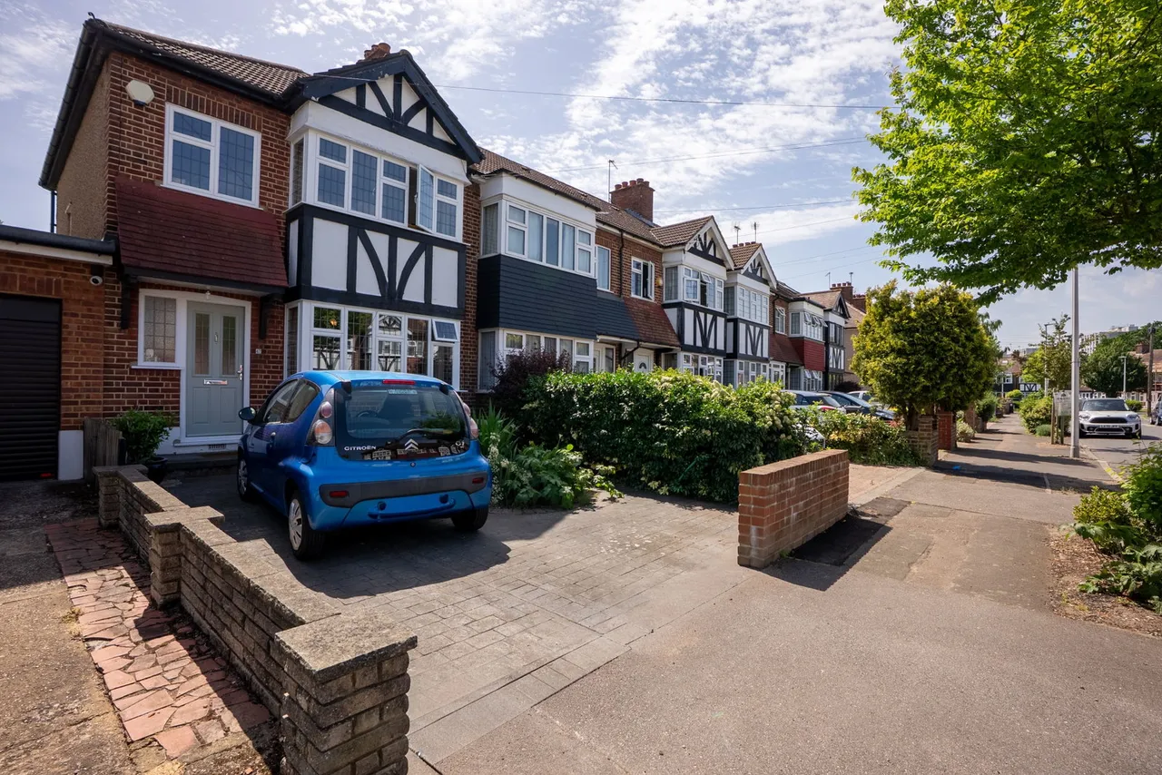 Brackley Square, Woodford Green, IG8, photo 13