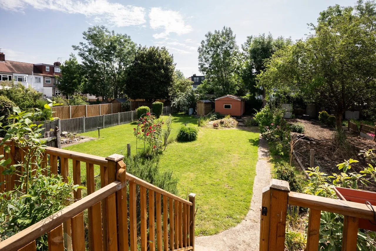 Brackley Square, Woodford Green, IG8, photo 10