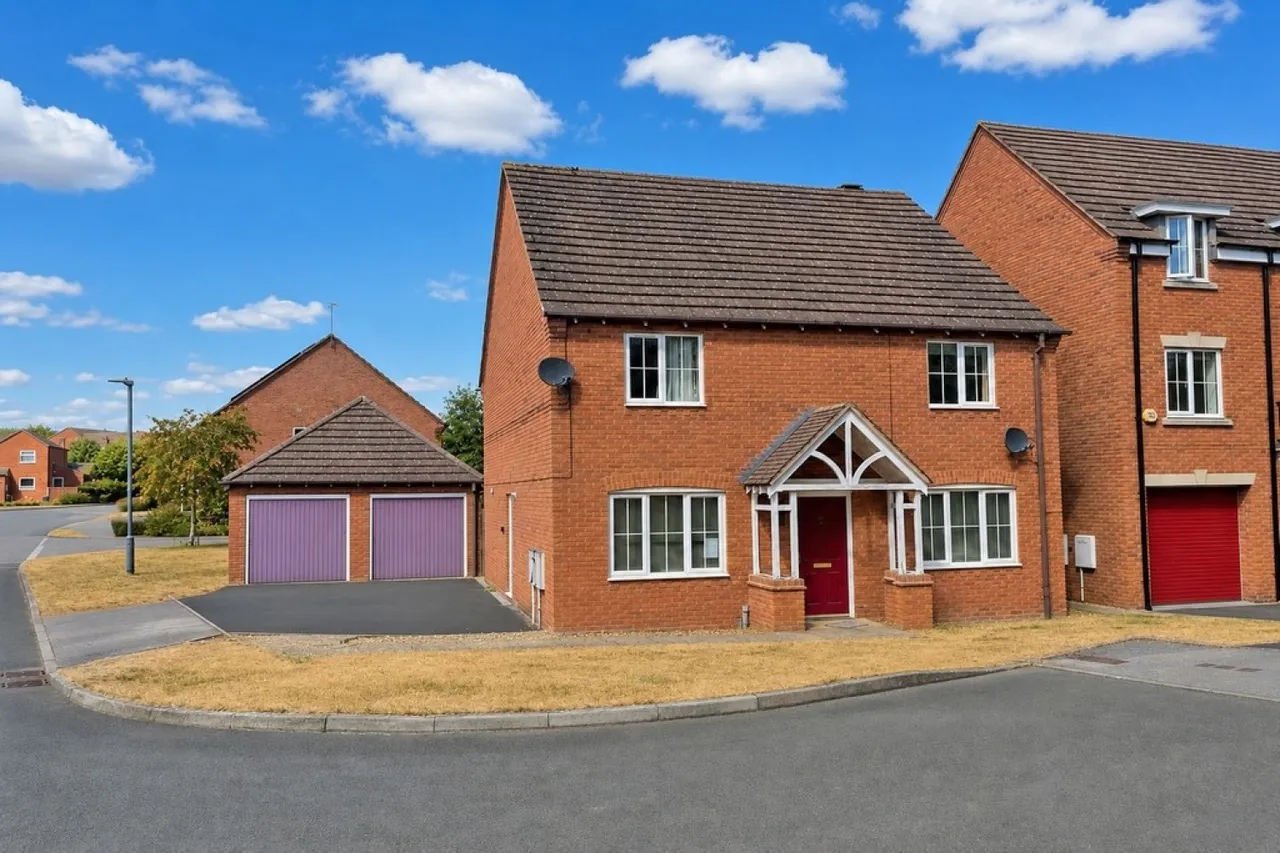 4 bed house for sale — Erica Drive, Whitnash, Leamington Spa
