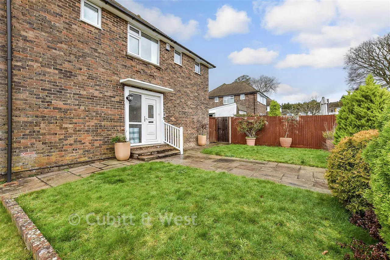 2 bed flat for sale, Courtlands Crescent, Banstead, SM7