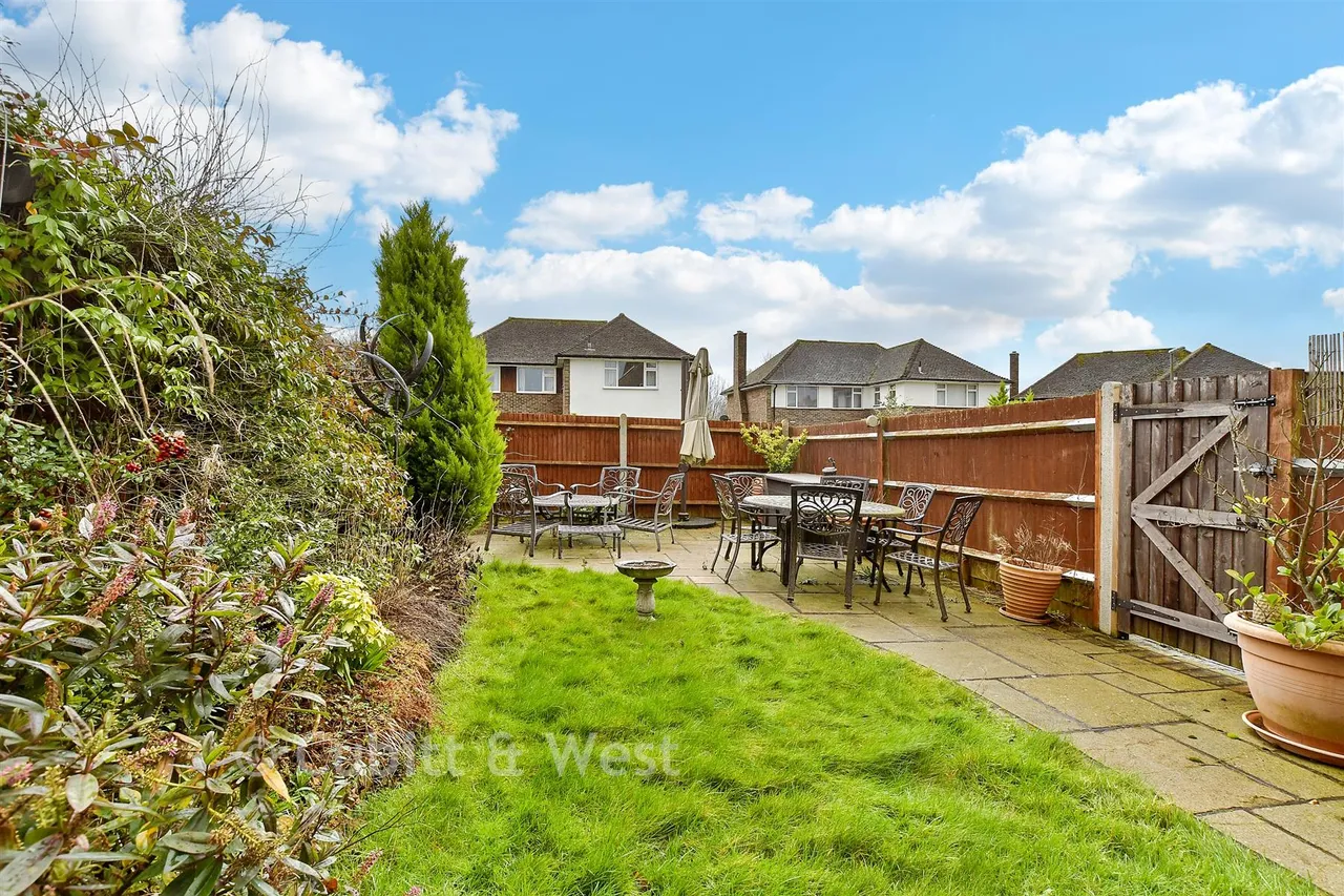 Courtlands Crescent, Banstead, SM7, photo 2