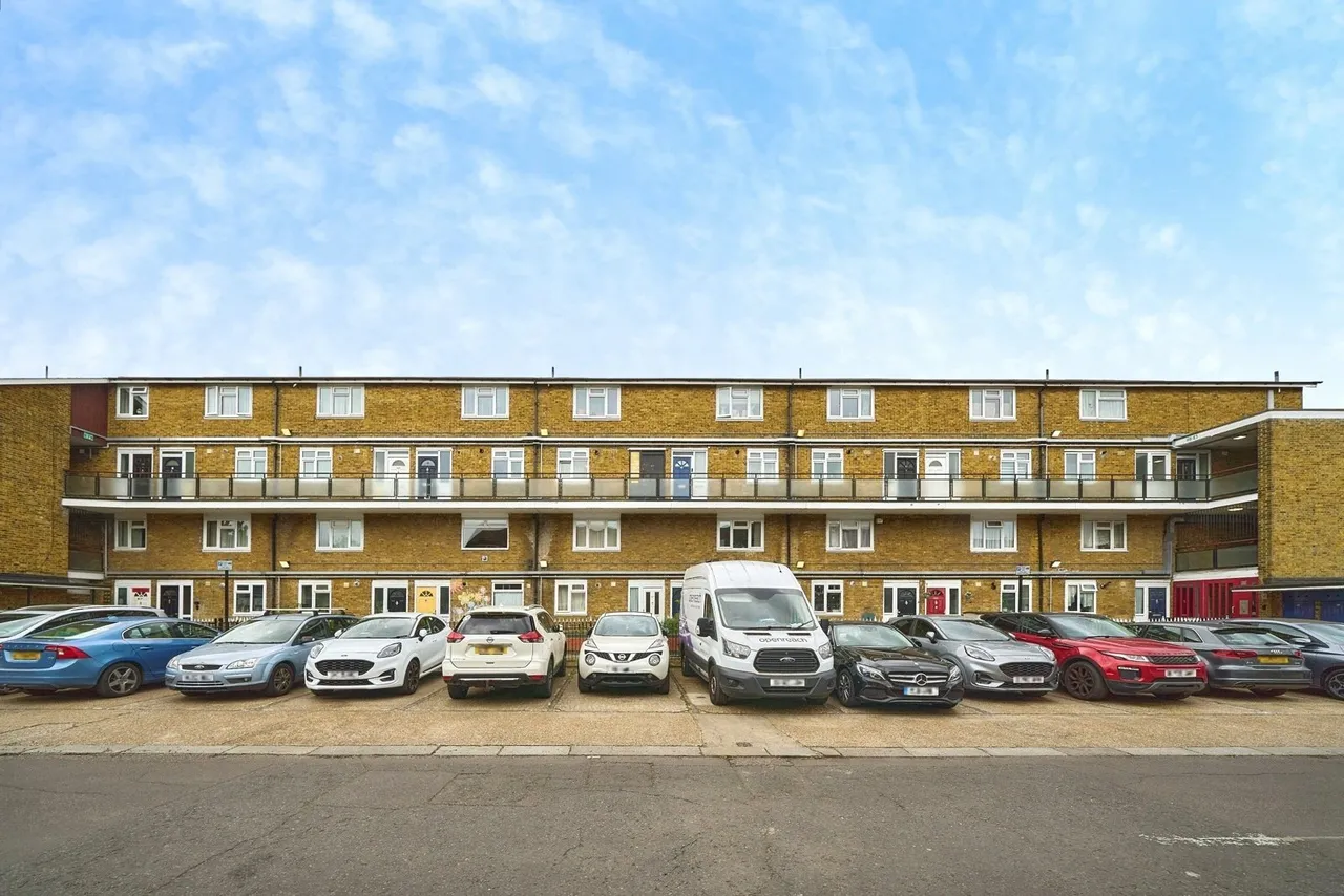 2 bed flat for sale, Forest Street, London, E7