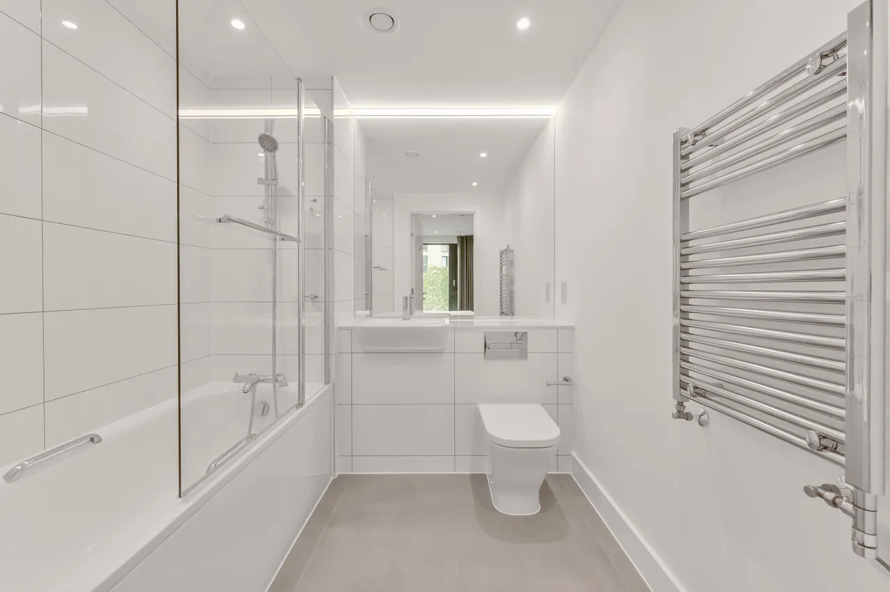 Brentford, TW8, photo 16