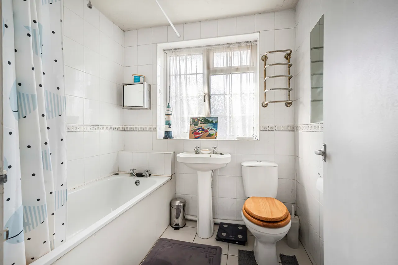 Waters Drive, Staines-upon-Thames, TW18, photo 10