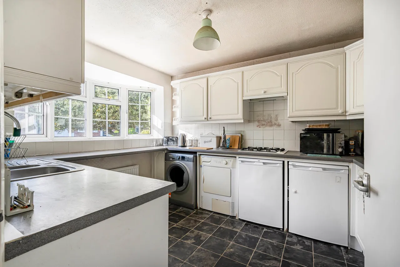 Waters Drive, Staines-upon-Thames, TW18, photo 4
