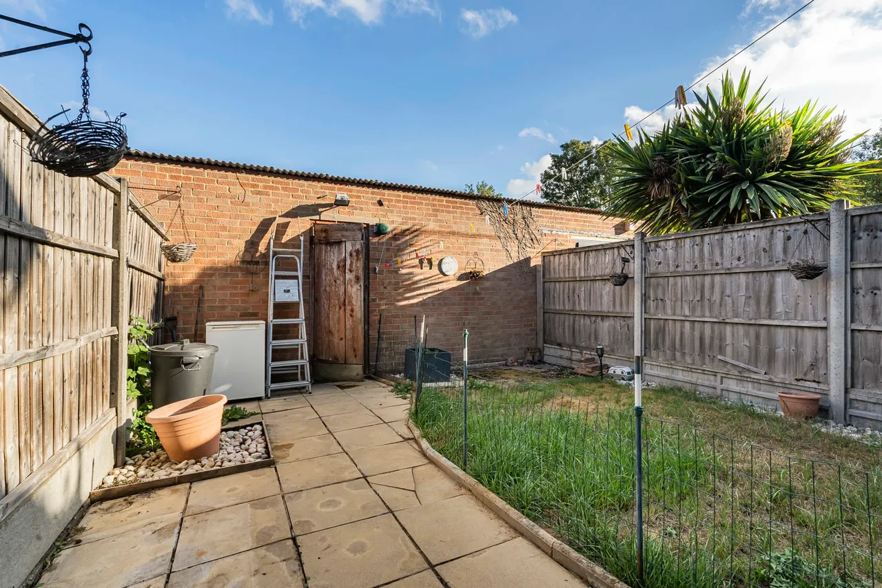 Waters Drive, Staines-upon-Thames, TW18, photo 11