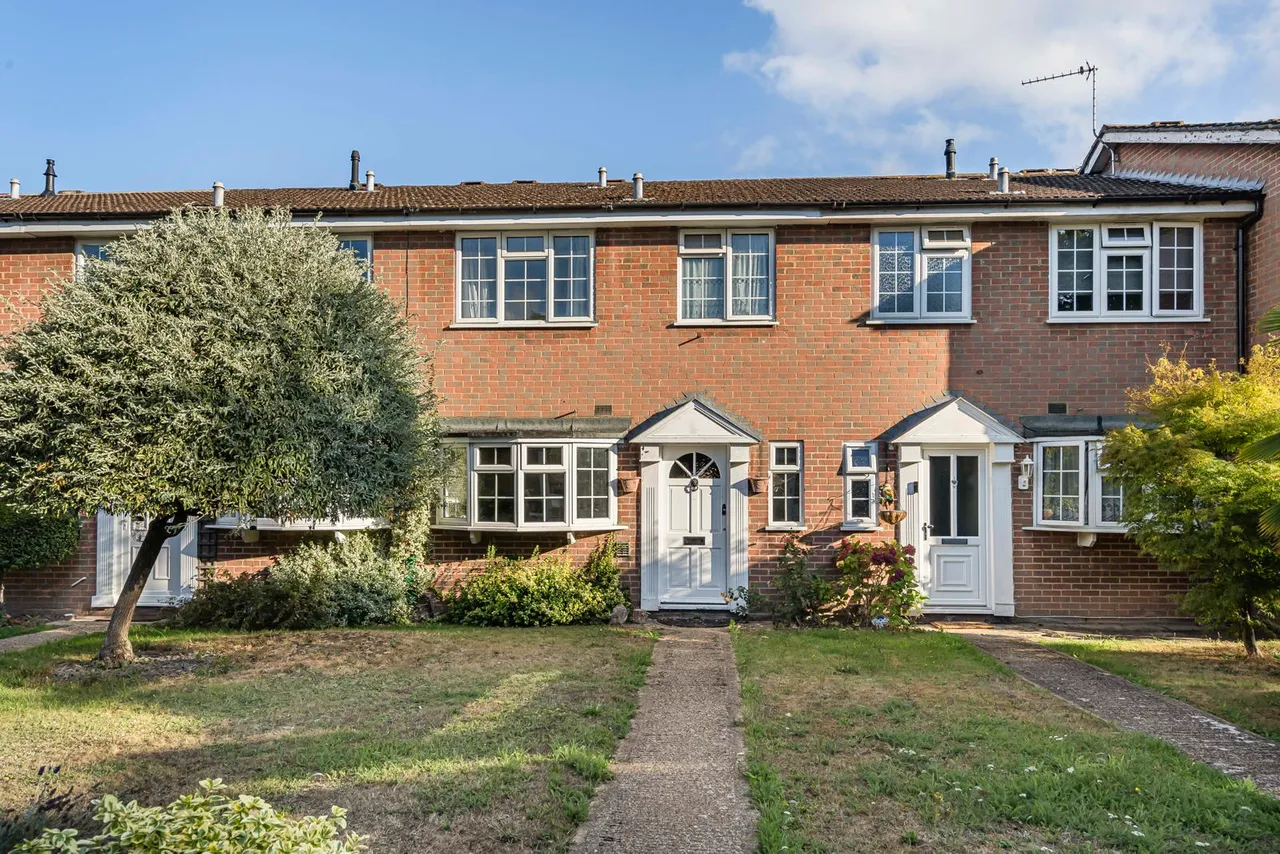 3 bed house for sale, Waters Drive, Staines-upon-Thames, TW18