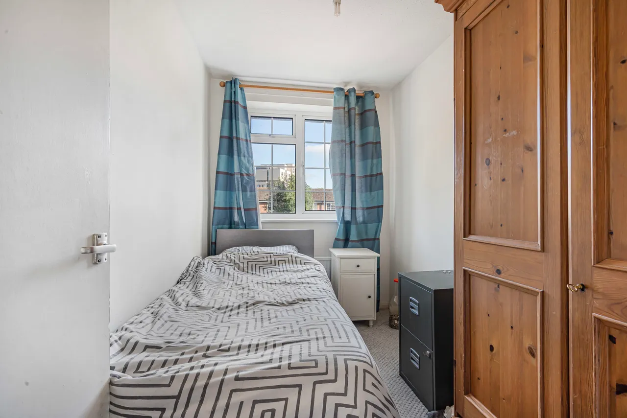 Waters Drive, Staines-upon-Thames, TW18, photo 8