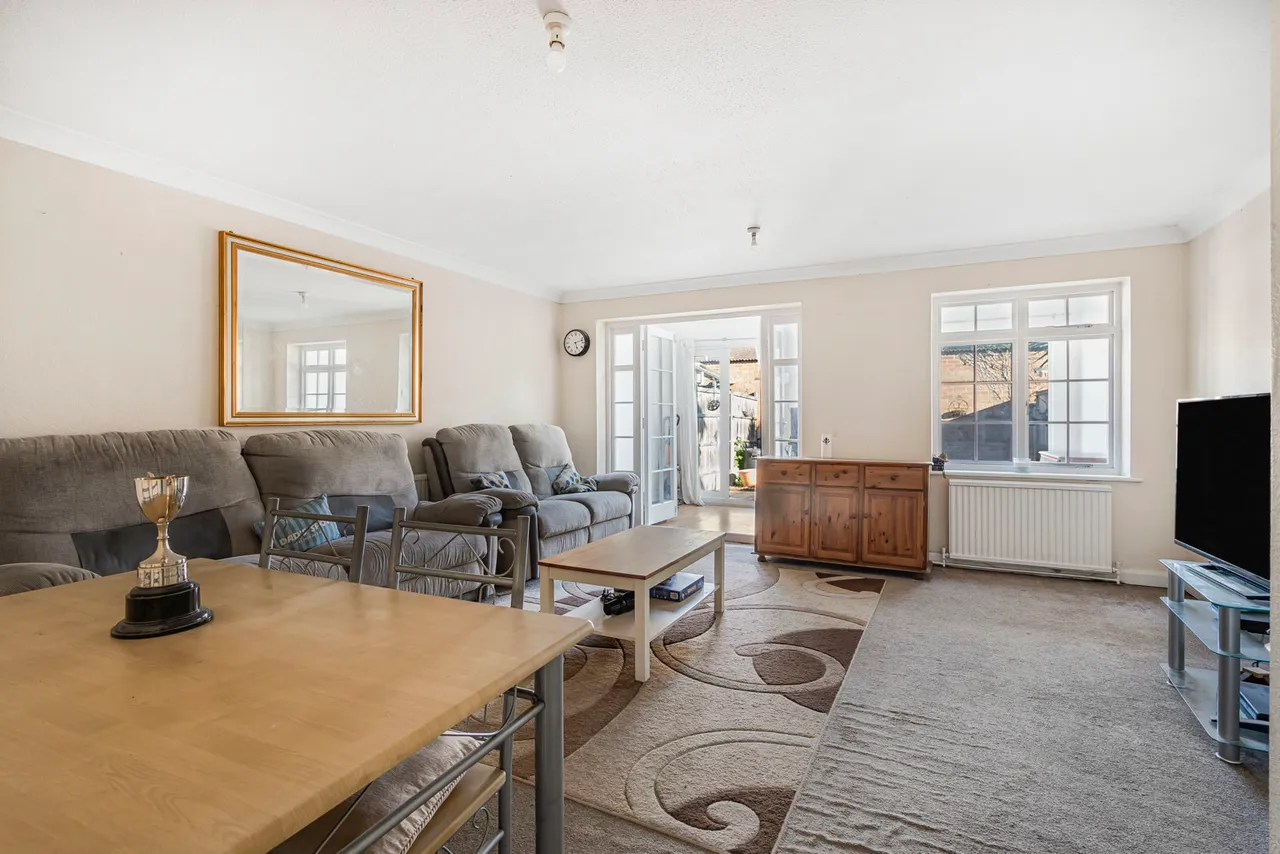Waters Drive, Staines-upon-Thames, TW18, photo 2