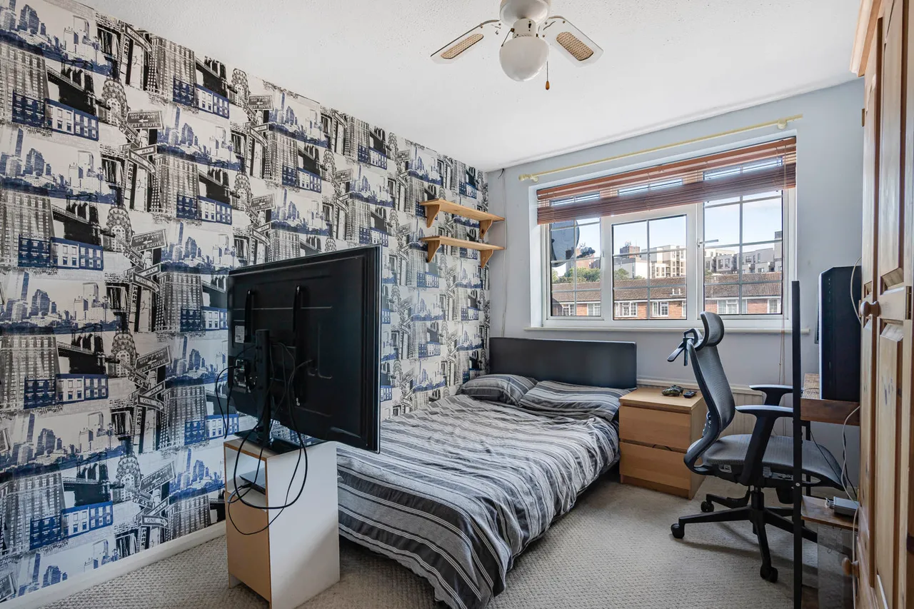 Waters Drive, Staines-upon-Thames, TW18, photo 6