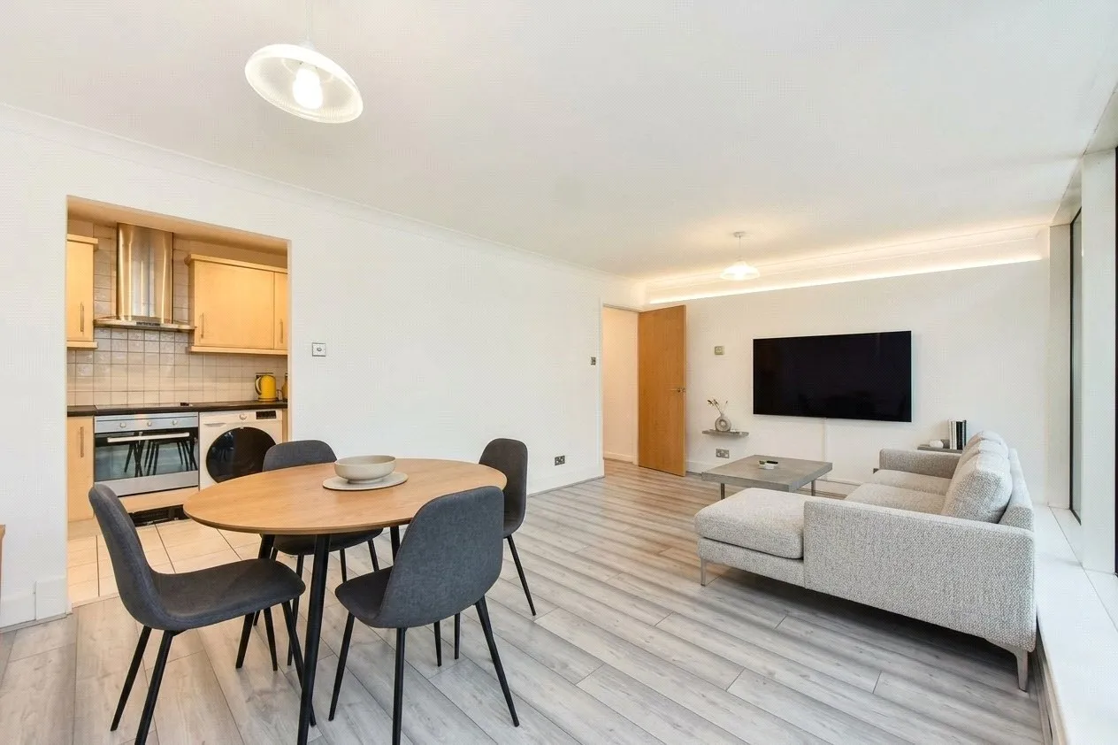 2 bed flat to rent, Boardwalk Place, Canary Wharf, E14