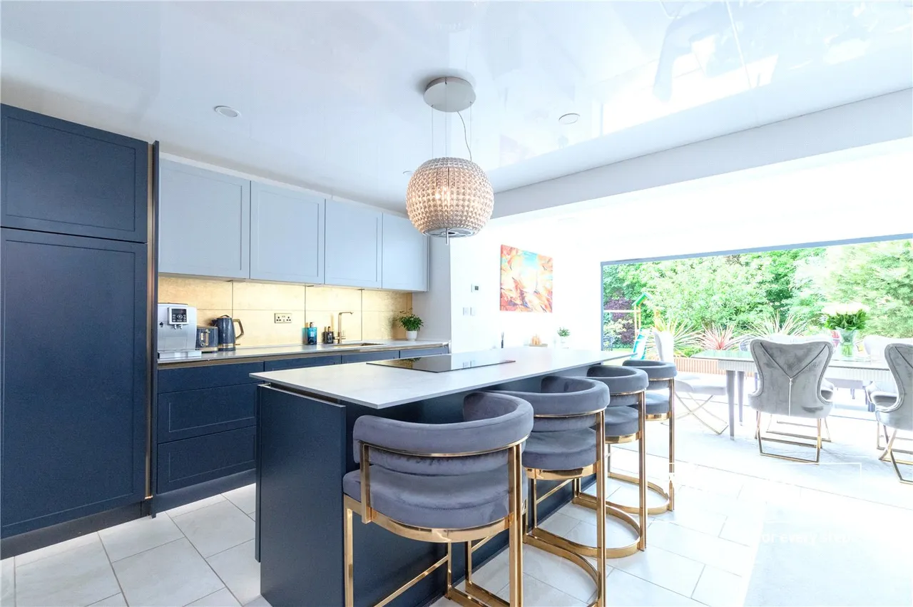 Whincroft Drive, Ferndown, BH22, photo 2