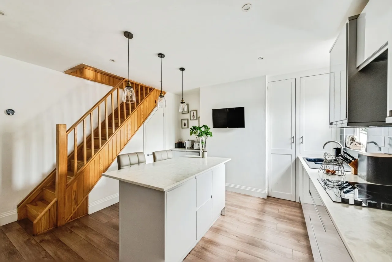 Cheney Manor Road, SWINDON, Wiltshire, SN2, photo 9
