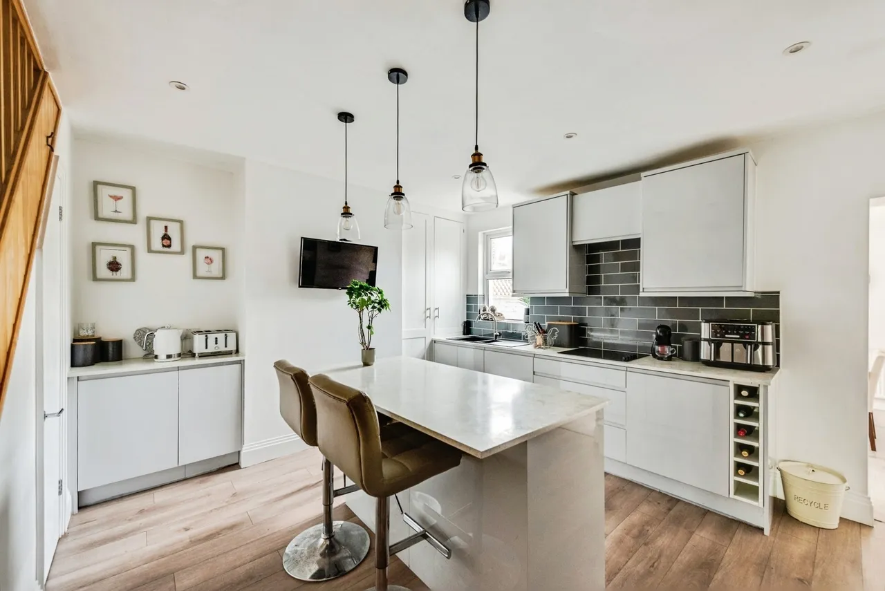 Cheney Manor Road, SWINDON, Wiltshire, SN2, photo 7