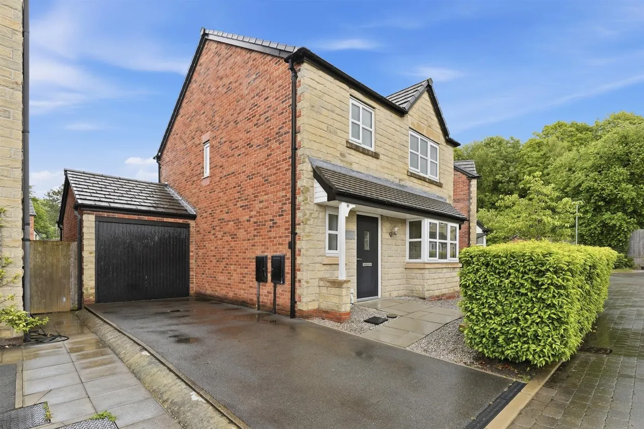 3 bed house for sale — Leat Place, Bollington