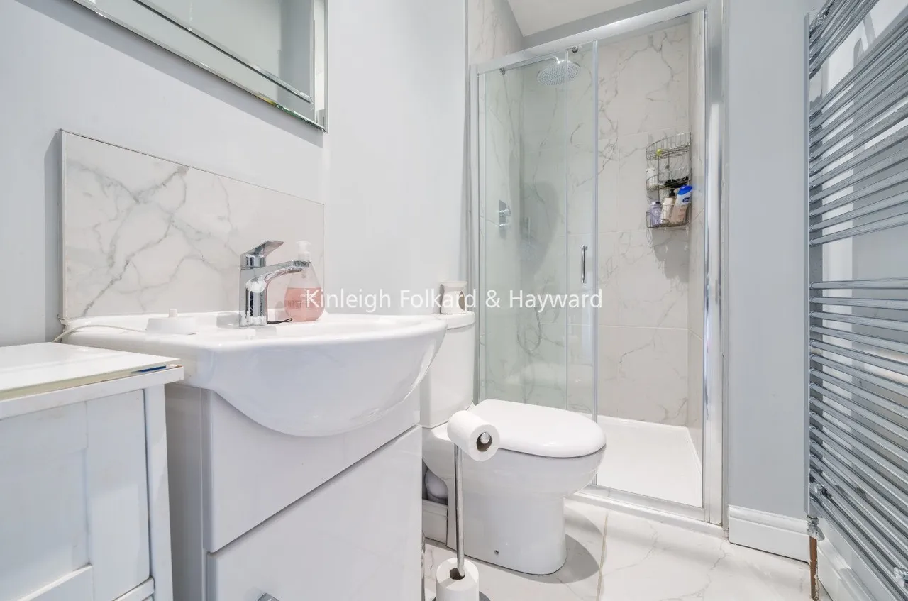 High Road, London, N12, photo 4