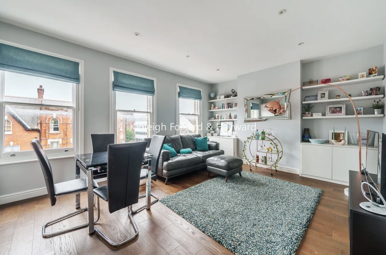 2 bed flat for sale, High Road, London, N12