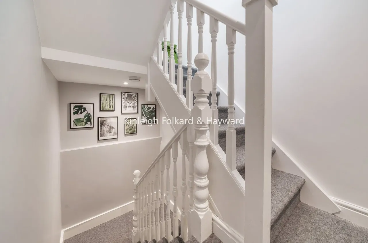 High Road, London, N12, photo 10