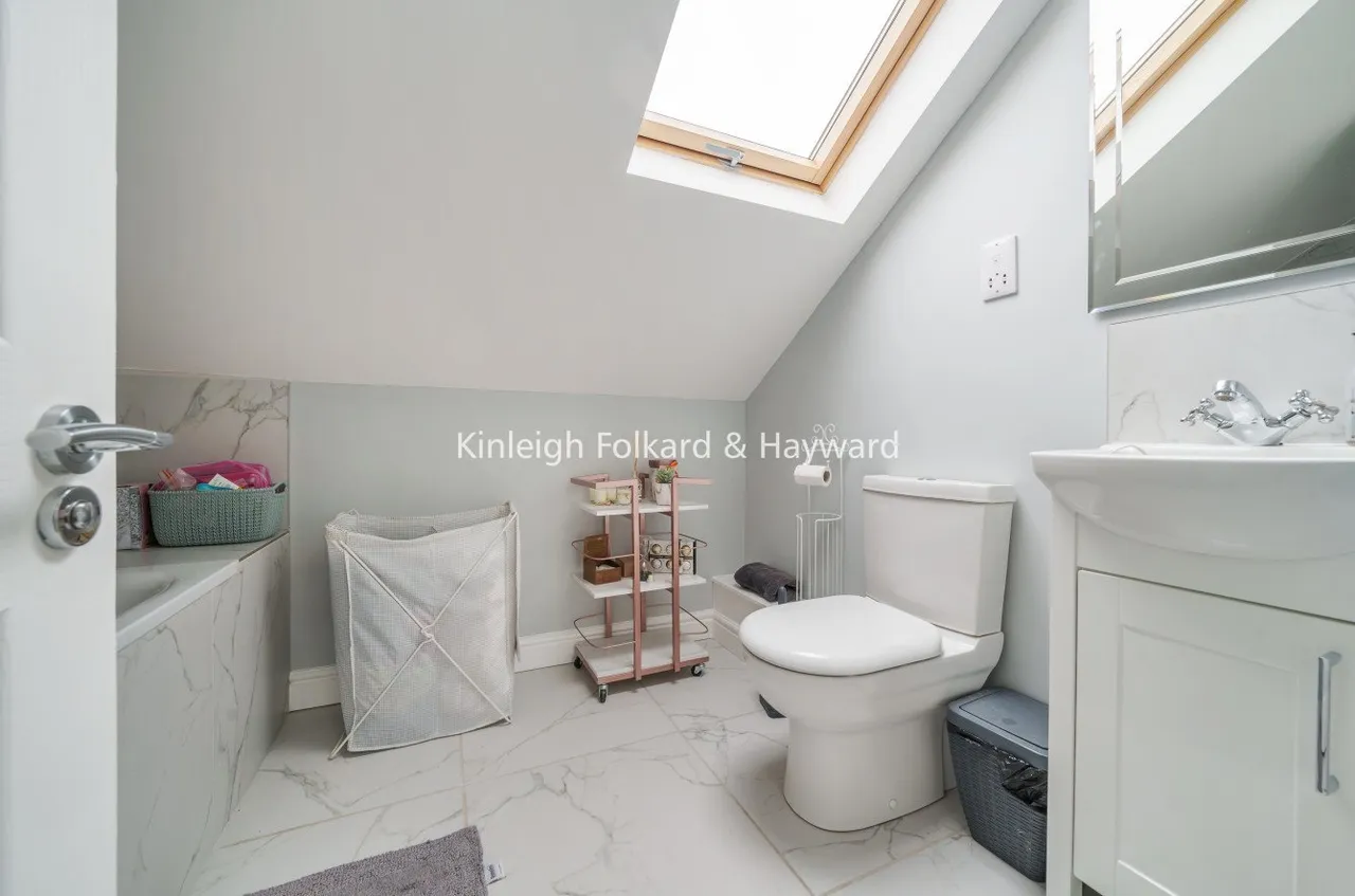 High Road, London, N12, photo 11
