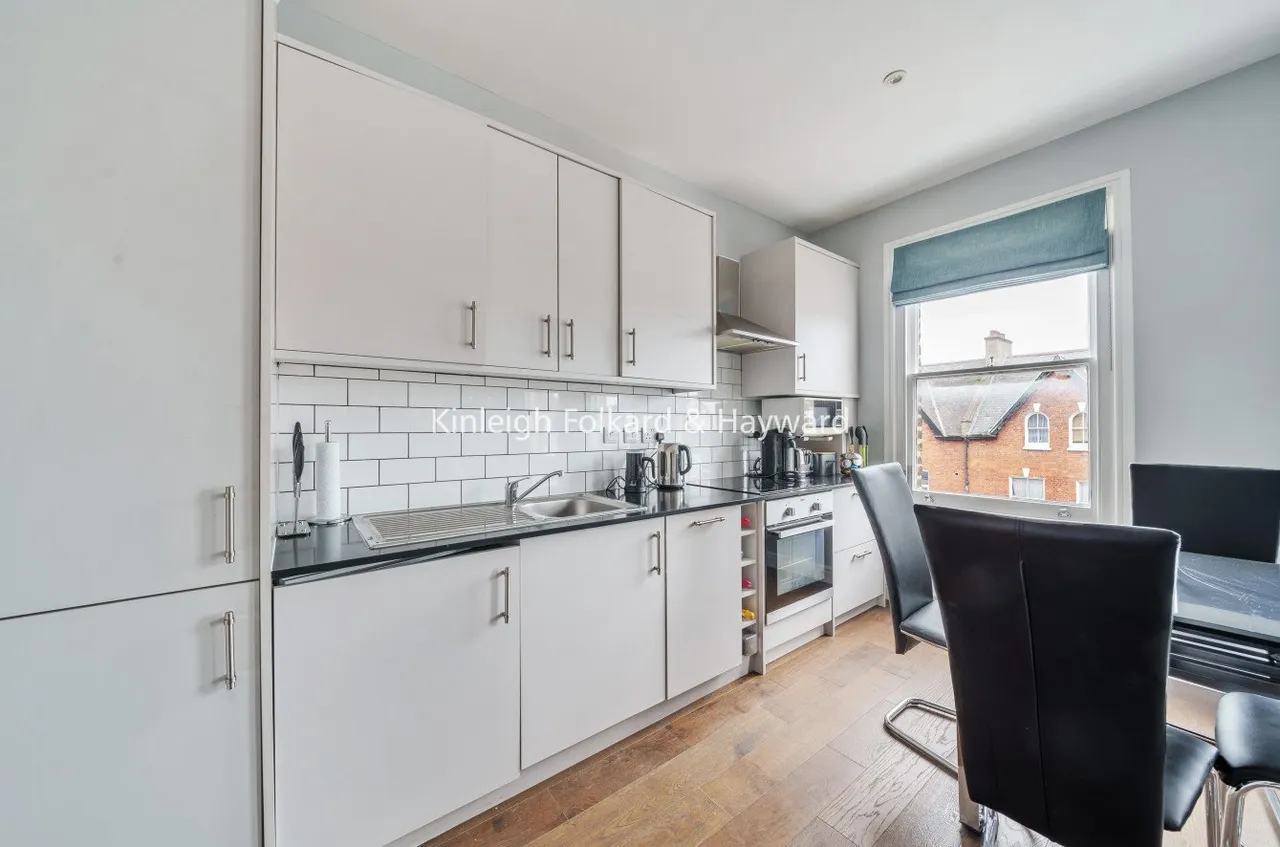 High Road, London, N12, photo 3