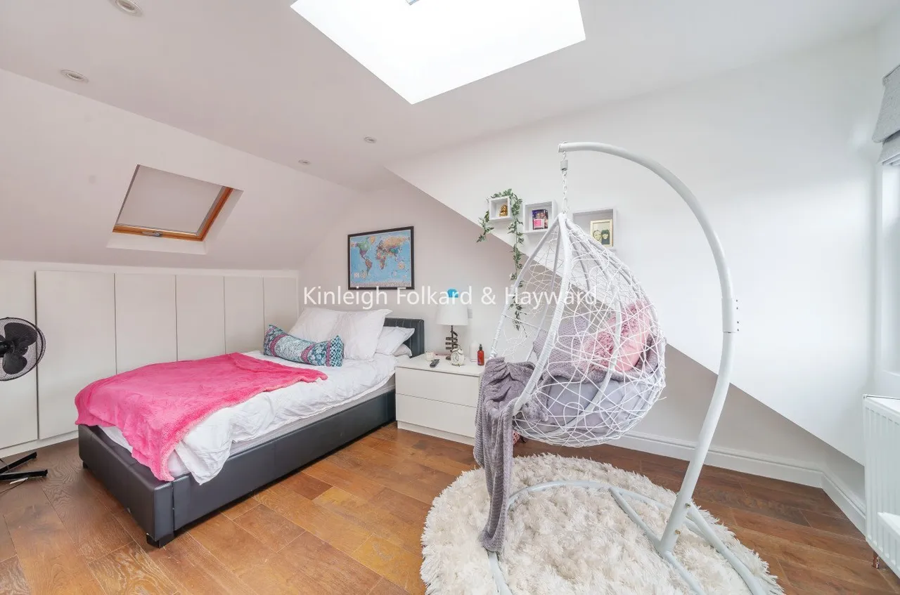 High Road, London, N12, photo 8