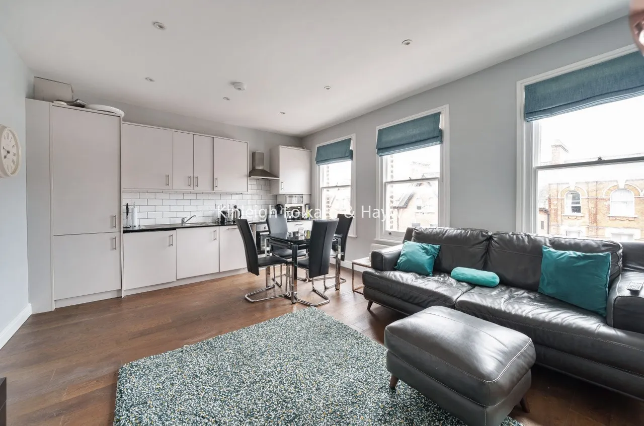 High Road, London, N12, photo 2
