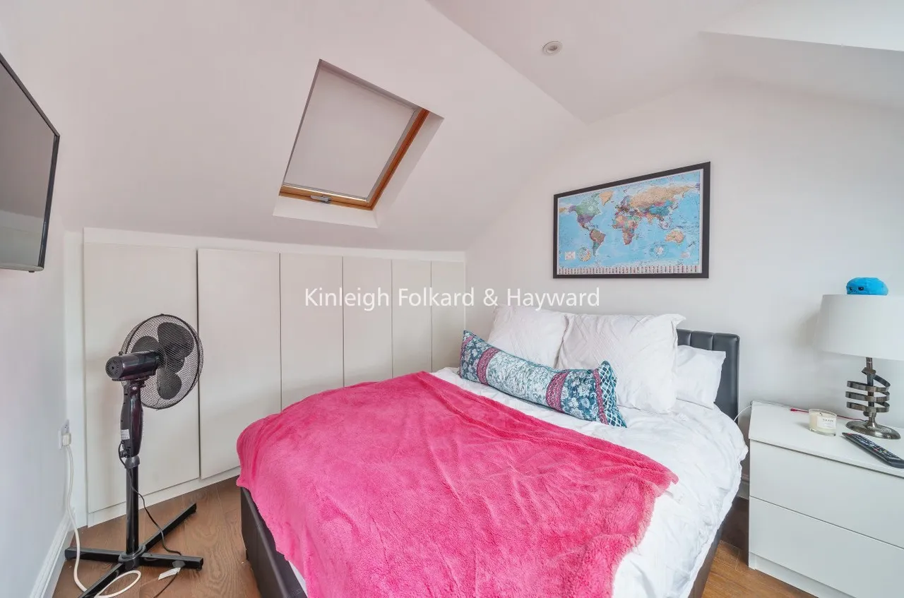 High Road, London, N12, photo 9