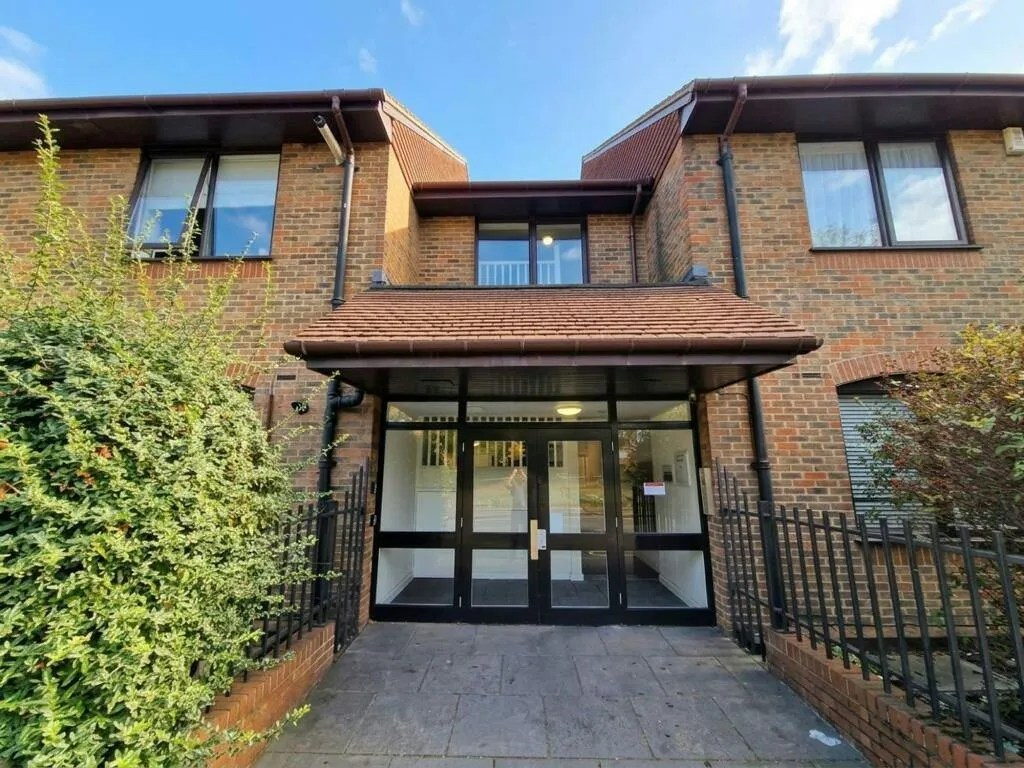 Staines Road, Feltham, TW14, photo 2