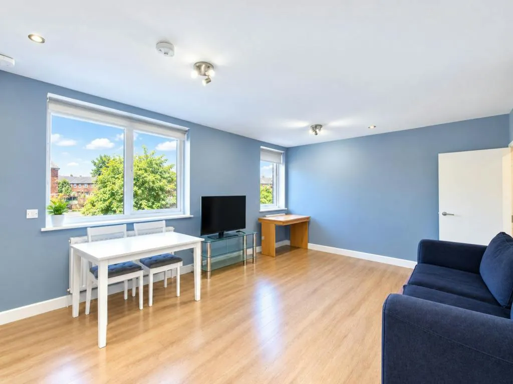 Staines Road, Feltham, TW14, photo 3