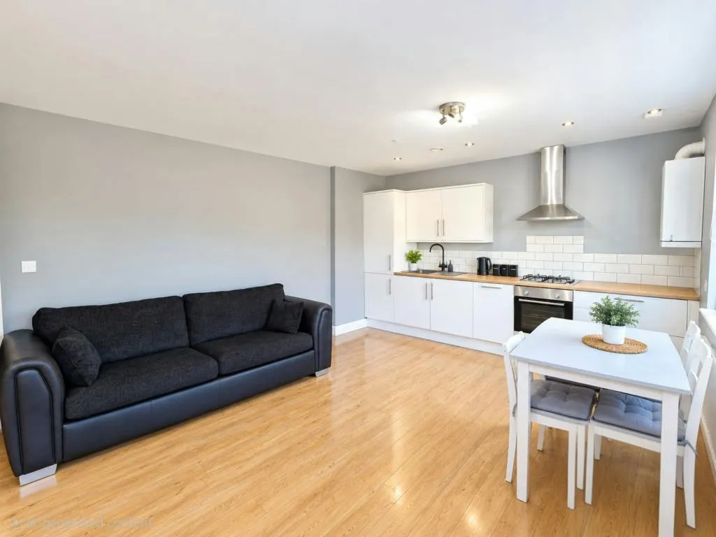 Staines Road, Feltham, TW14, photo 4