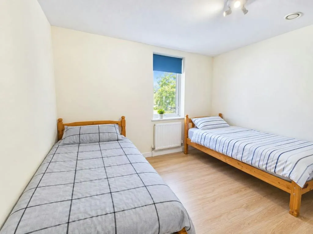 Staines Road, Feltham, TW14, photo 6