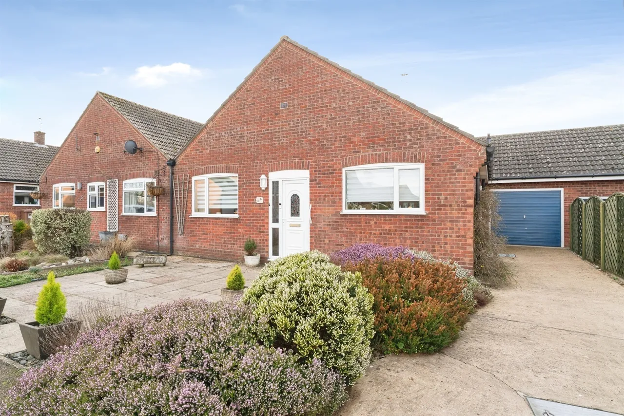 2 bed house for sale — Meadow Close, Holt