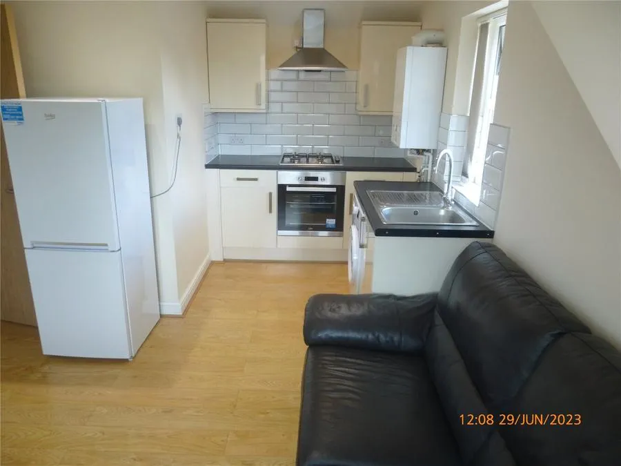 2 bed flat to rent, Newport Road, Roath, CF24
