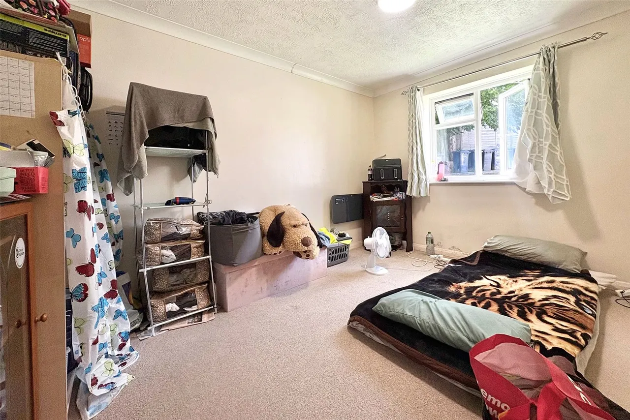 The Chantrys, Farnham, Surrey, GU9 7AN, photo 4