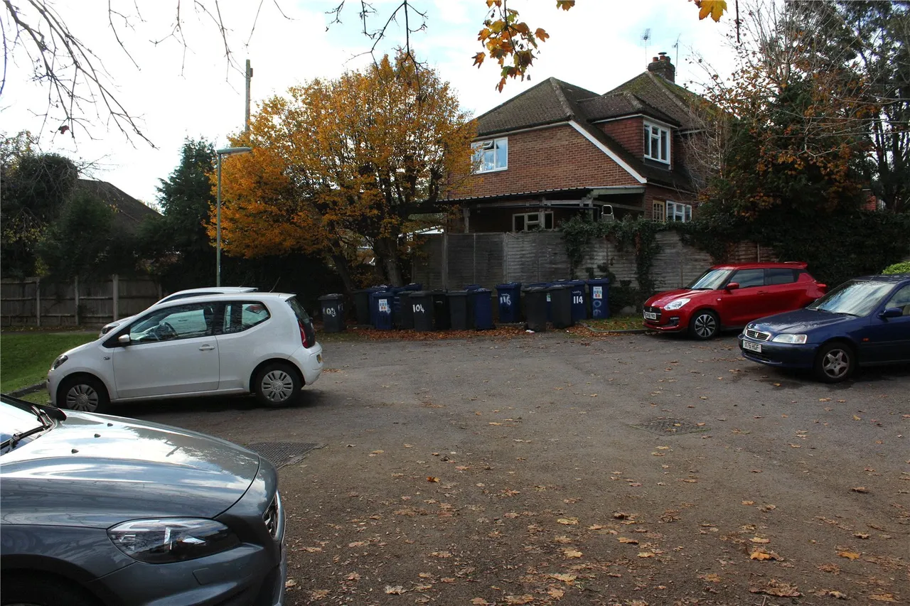 The Chantrys, Farnham, Surrey, GU9 7AN, photo 7