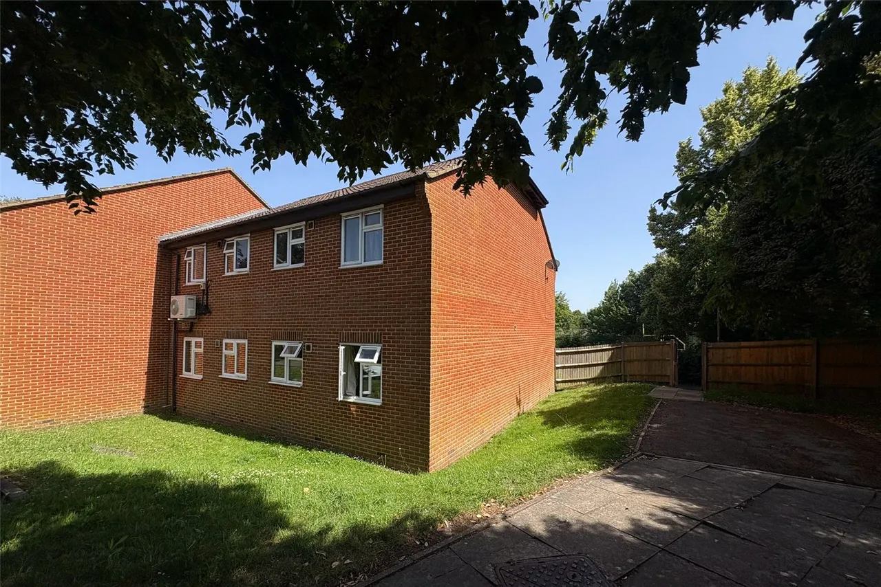 The Chantrys, Farnham, Surrey, GU9 7AN, photo 6