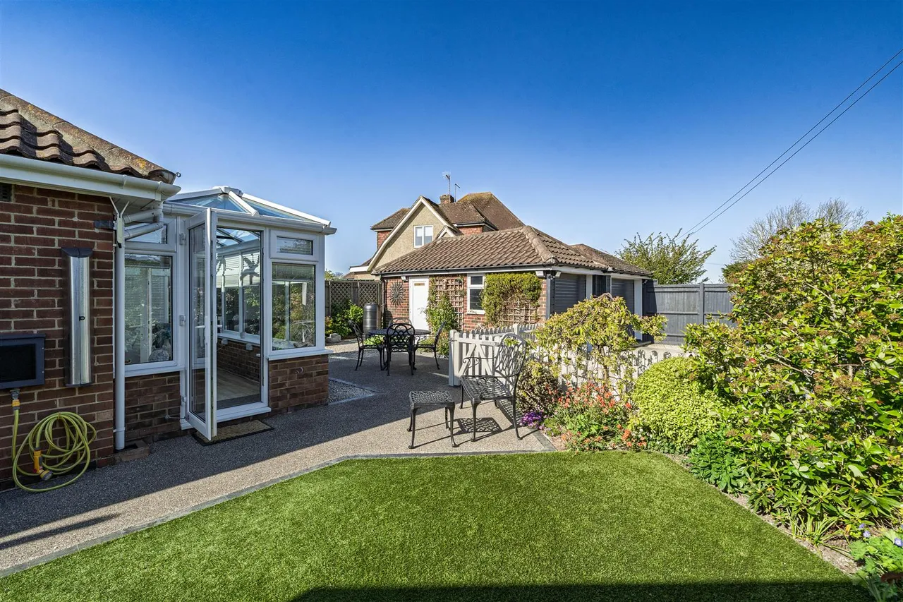 Glenville Road, Rustington, photo 12