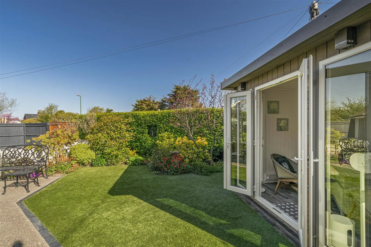 Glenville Road, Rustington, photo 14