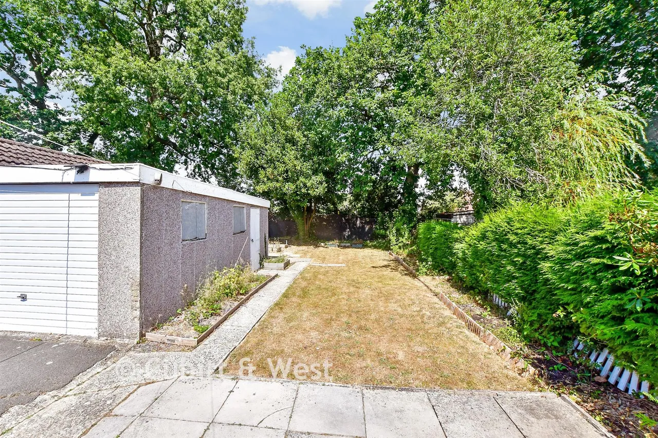 Willow Tree Avenue, Cowplain, PO8, photo 2