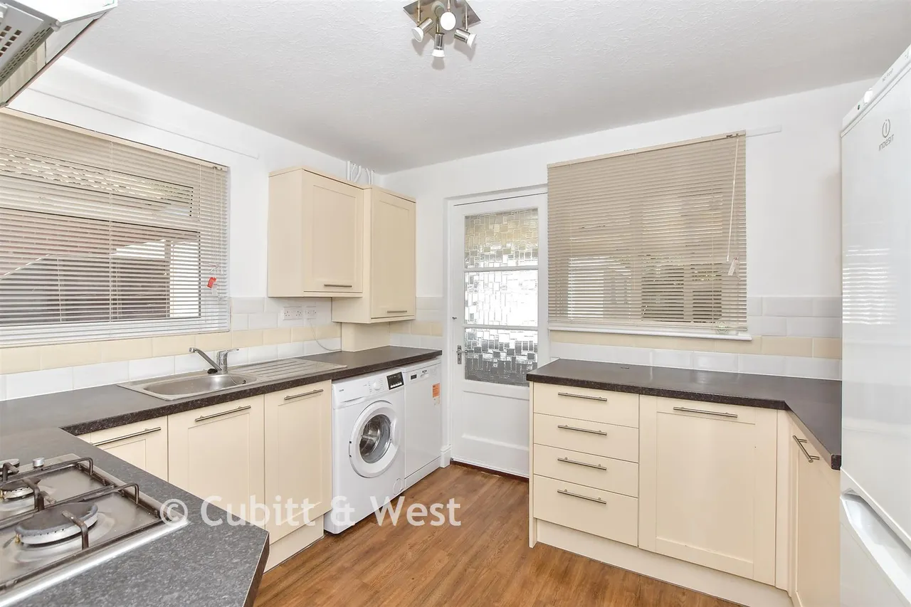 Willow Tree Avenue, Cowplain, PO8, photo 3
