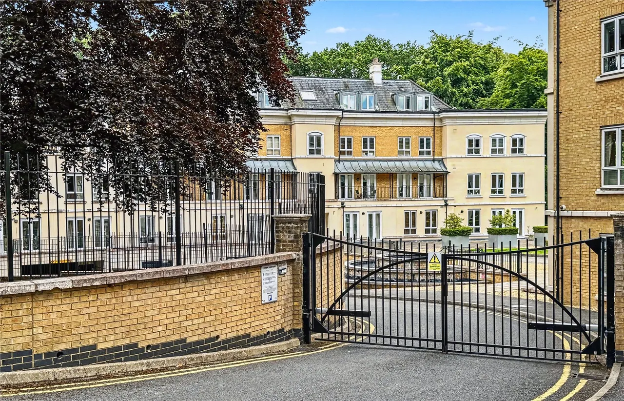 Heathside Crescent, Woking, GU22, photo 12