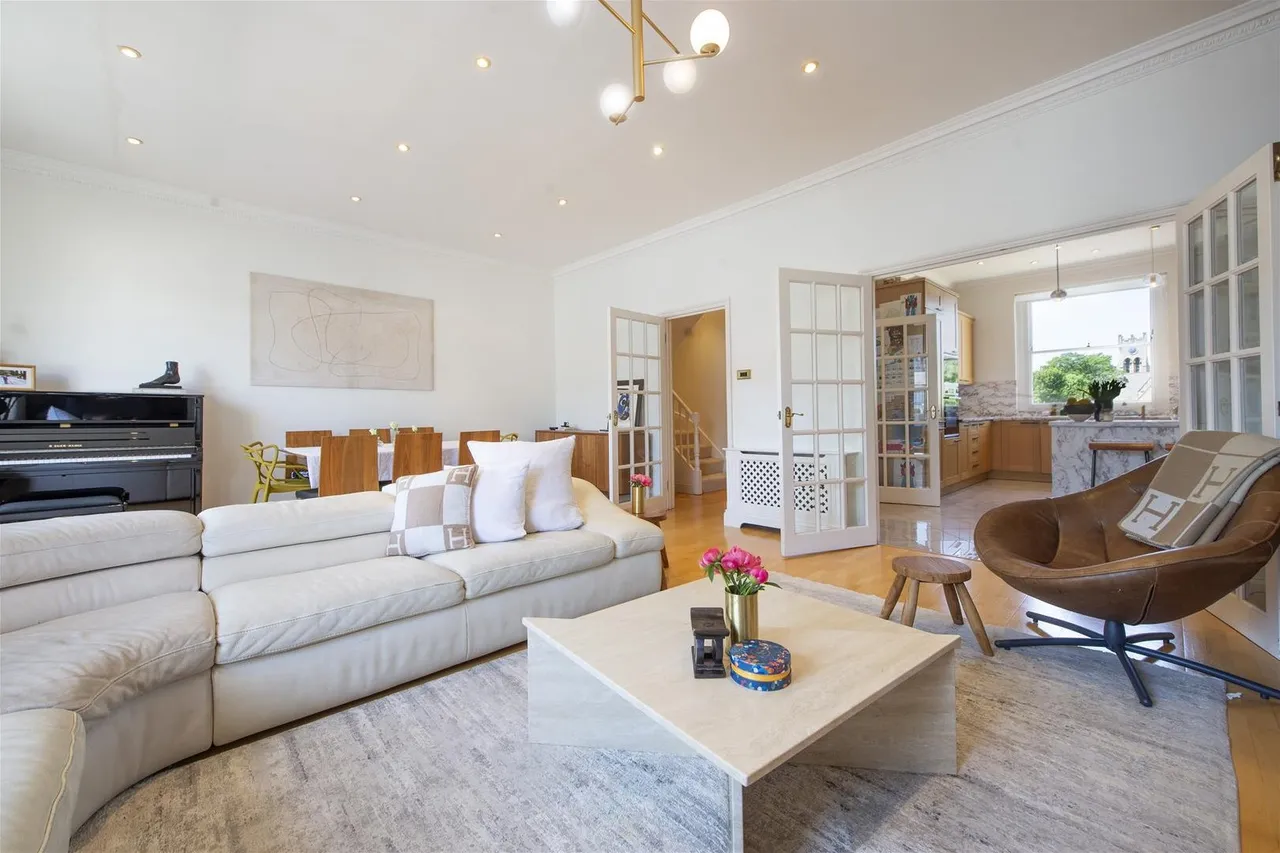 3 bed flat for sale — Belsize Square, London NW3 4HU