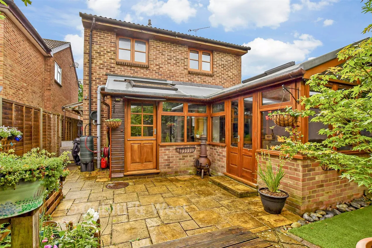 Singleton Road, Broadbridge Heath, RH12, photo 19