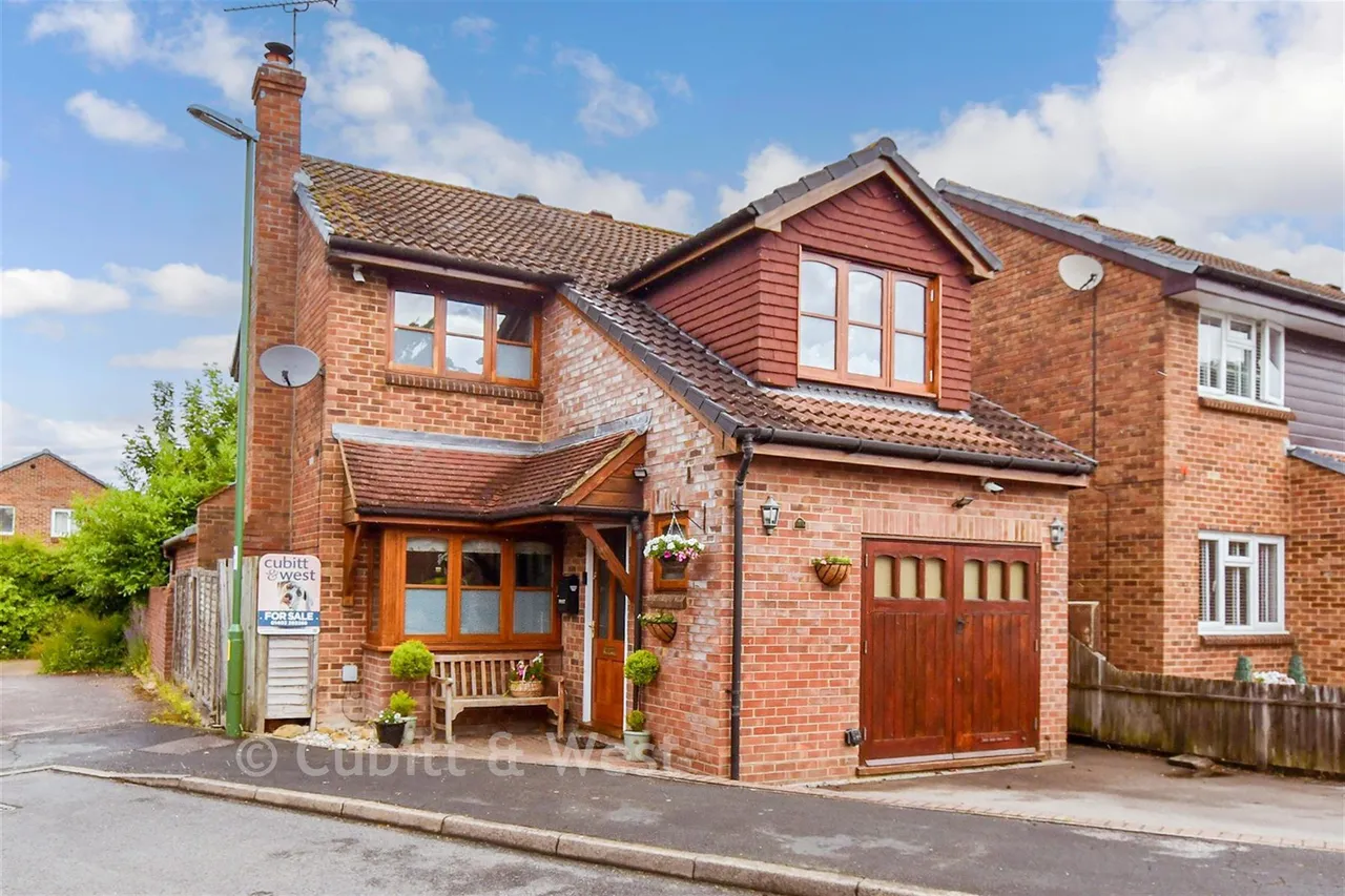 4 bed house for sale, Singleton Road, Broadbridge Heath, RH12
