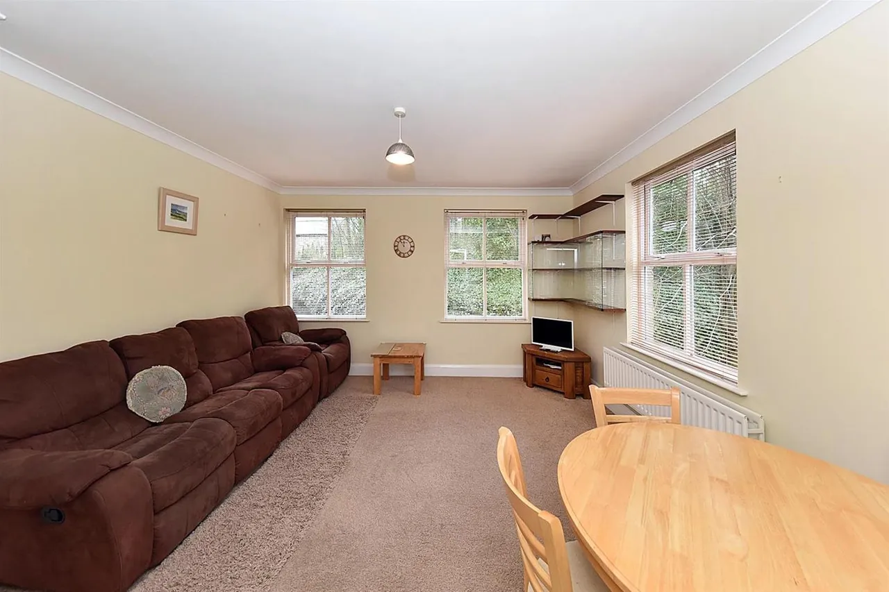 Oakleigh House, Hamson Drive, Bollington, photo 2